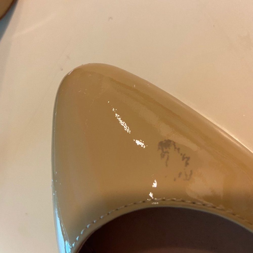 NEW $150 Vince Camuto Nude Patent Leather Pumps 4M - Picture 8 of 8